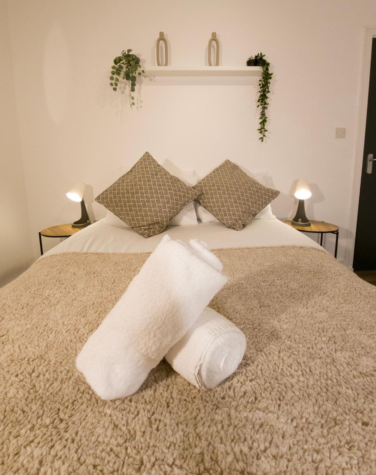 Plenty Of Parking Available; 3 Bedroom Apartment By Property Promise Кардифф Экстерьер фото