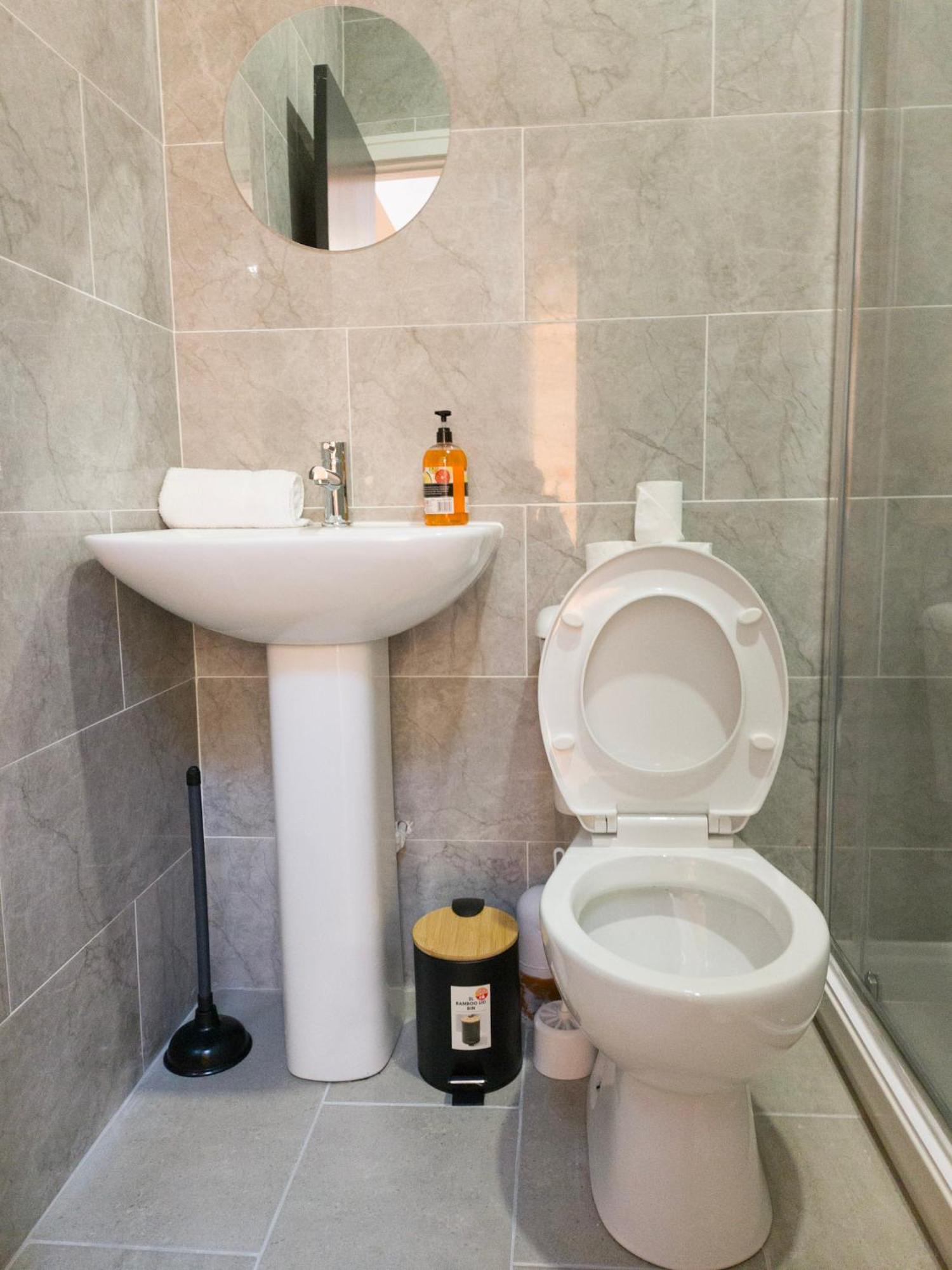 Plenty Of Parking Available; 3 Bedroom Apartment By Property Promise Кардифф Экстерьер фото