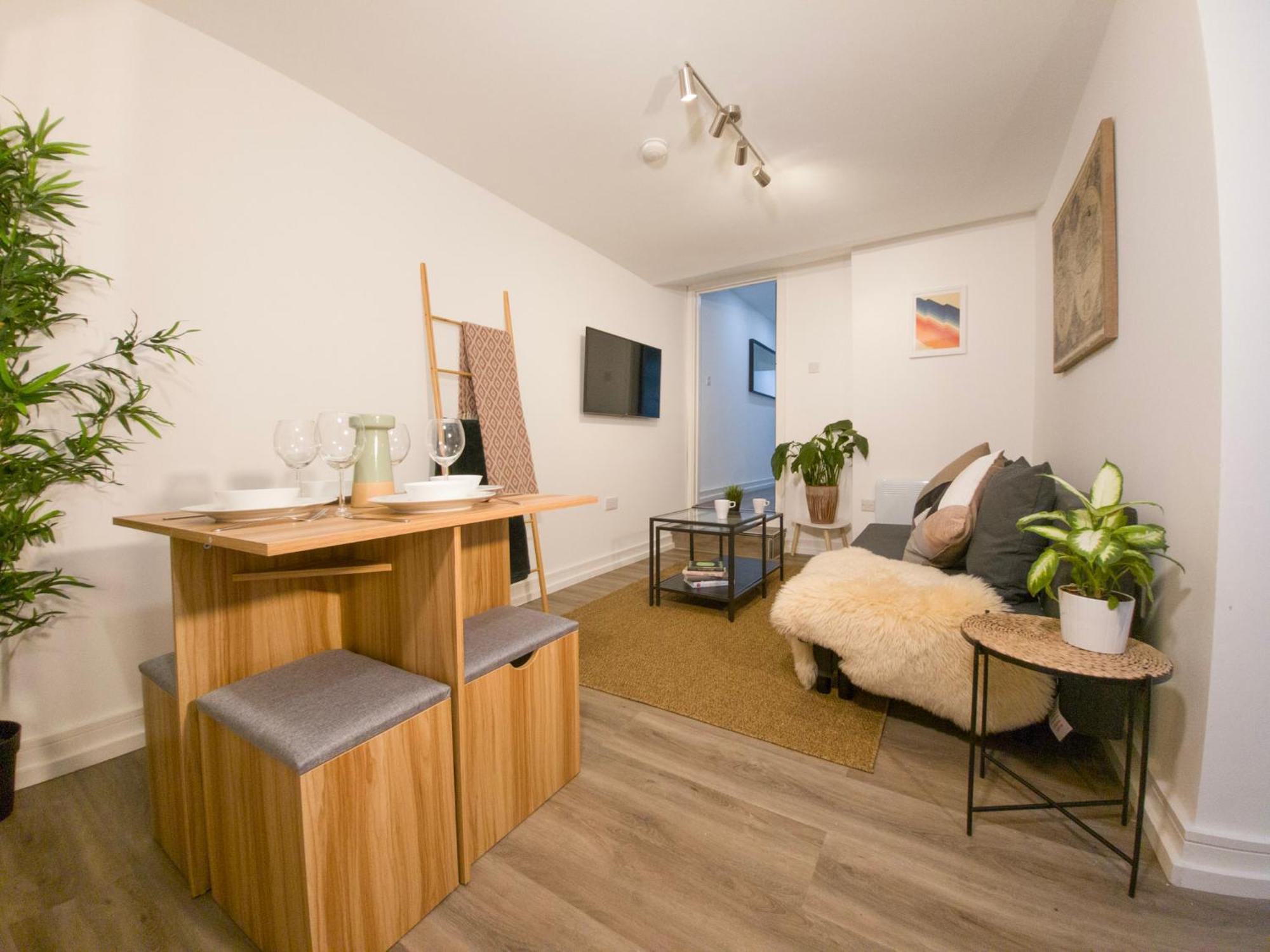 Plenty Of Parking Available; 3 Bedroom Apartment By Property Promise Кардифф Экстерьер фото