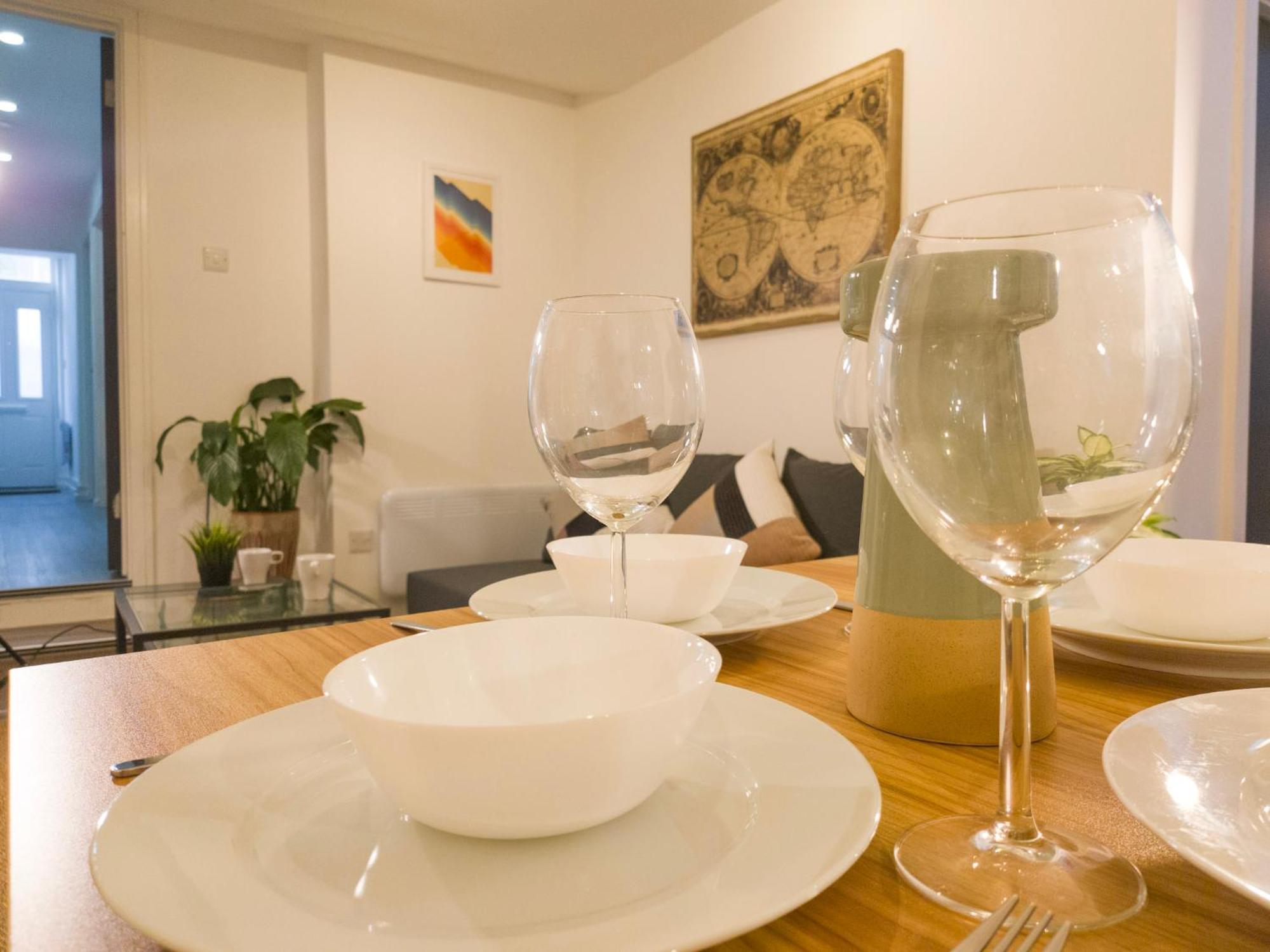 Plenty Of Parking Available; 3 Bedroom Apartment By Property Promise Кардифф Экстерьер фото
